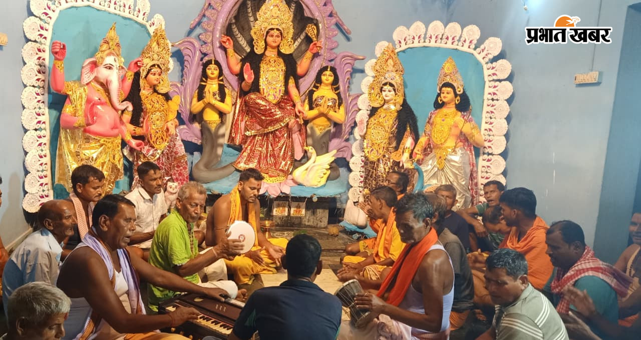 मंडप में मनसा मंगल गायन करते लोग.