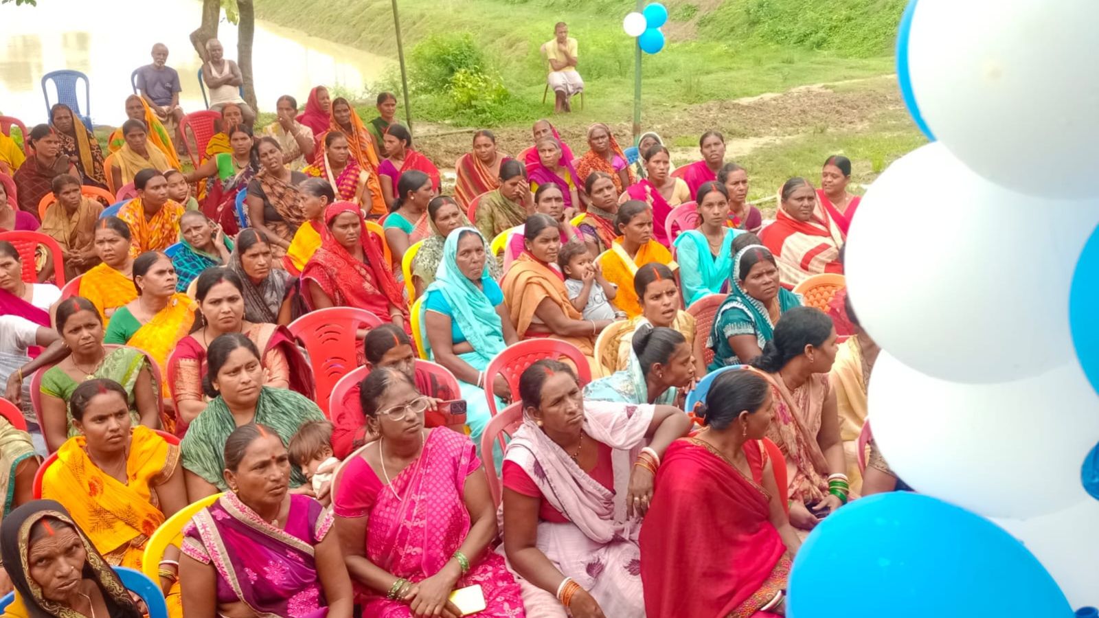 सहयोग शिविर में जुटी लोगों की भीड़ 
