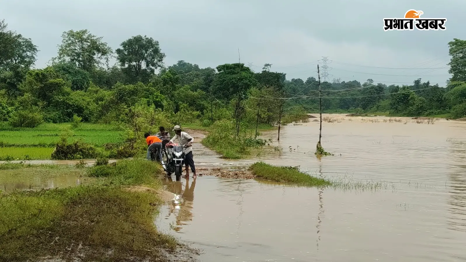 बारिश शुरू होते ही टापू बन जाता है खूंटी का डंडोल गांव, 3 महीनों के लिए थम जाती है जिंदगी की रफ्तार