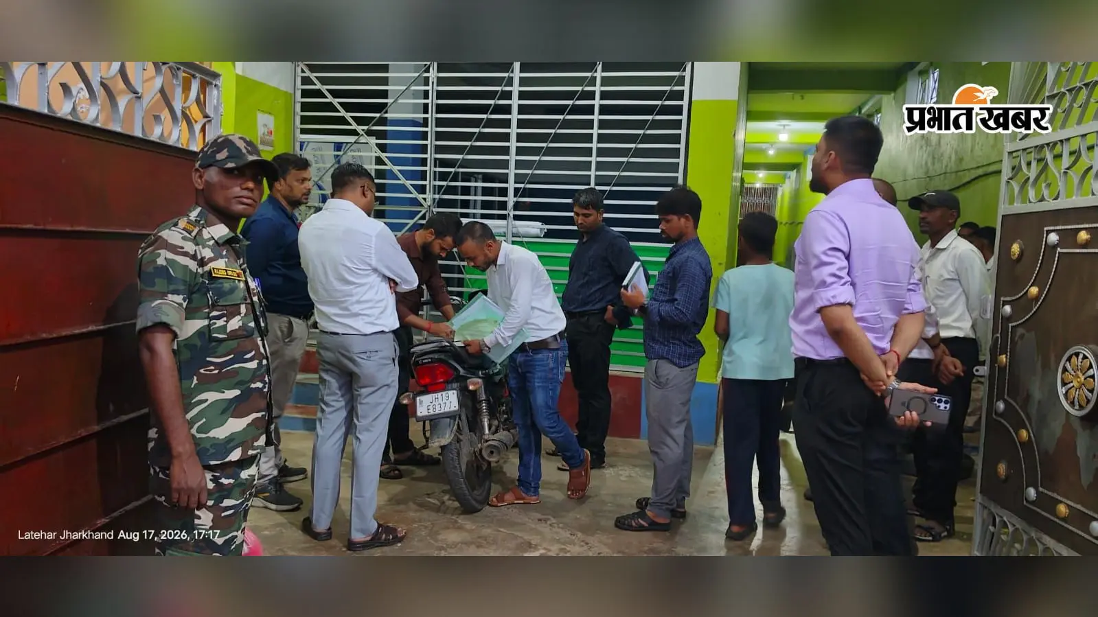 नगर पंचायत लातेहार में चला ट्रेड लाइसेंस जांच अभियान, तीन दुकानें सील