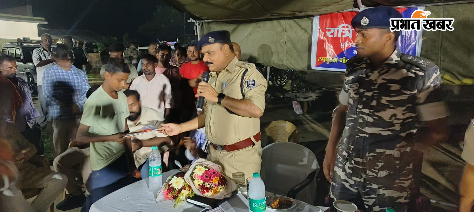 ग्रामीणों की समस्या सुनते एसपी ...पुलिसिंग कानून व्यवस्था की जानकारी देते एसपी | Prabhat Khabar Network
