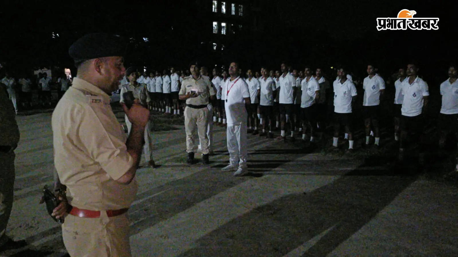प्रशिक्षु सिपाहियों के बीच रात में पहुंचे एसपी, लिया प्रशिक्षण का जायजा