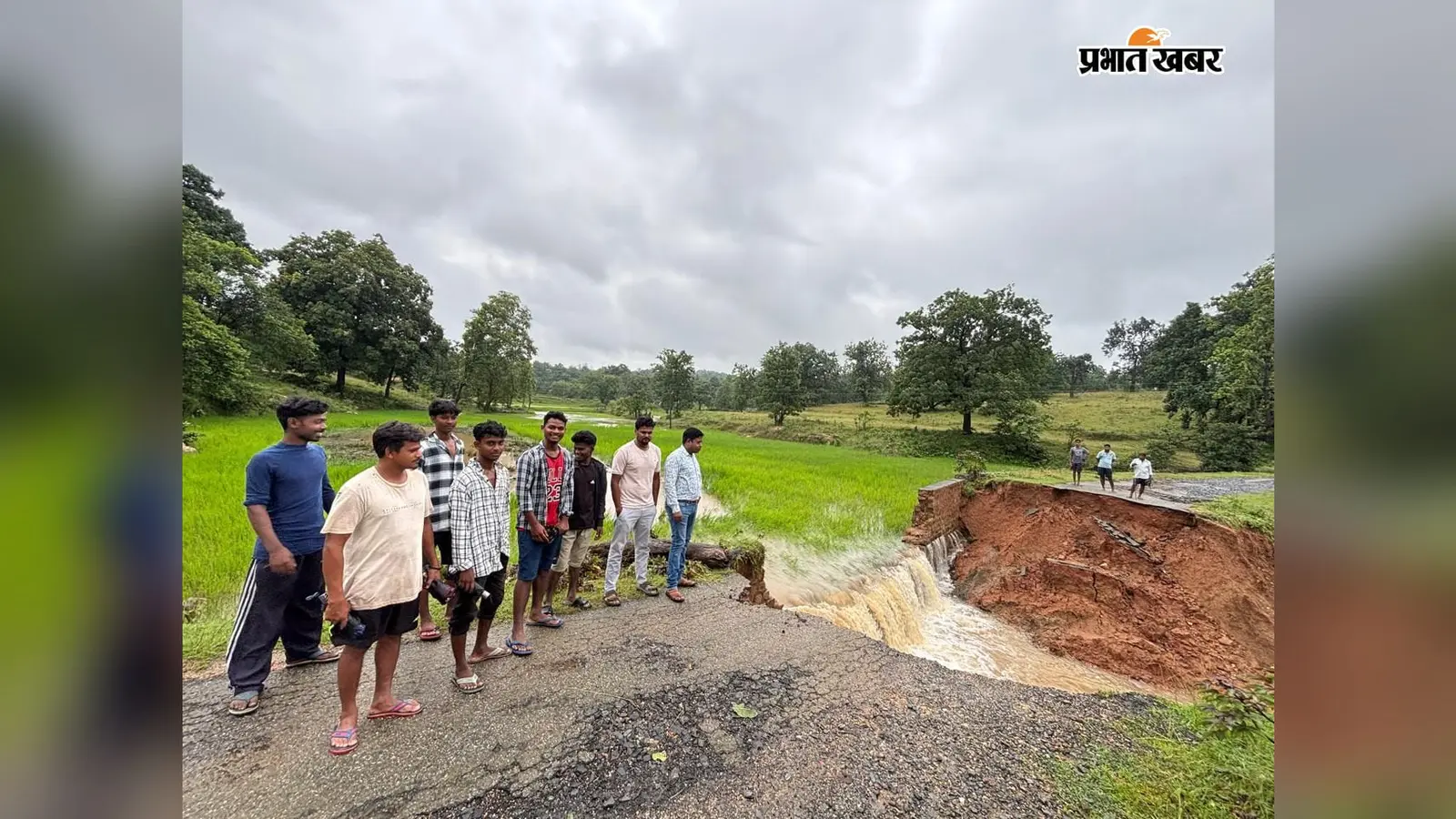 सिमडेगा में बारिश से बही अंबापानी-कुटनियां सड़क, 5 एकड़ पर लगी धान की फसल बर्बाद