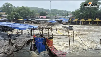 बारिश से रजरप्पा में भैरवी-दामोदर उफनायी, नदी किनारे की दुकानें जलमग्न