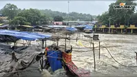 बारिश से रजरप्पा में भैरवी-दामोदर उफनायी, नदी किनारे की दुकानें जलमग्न