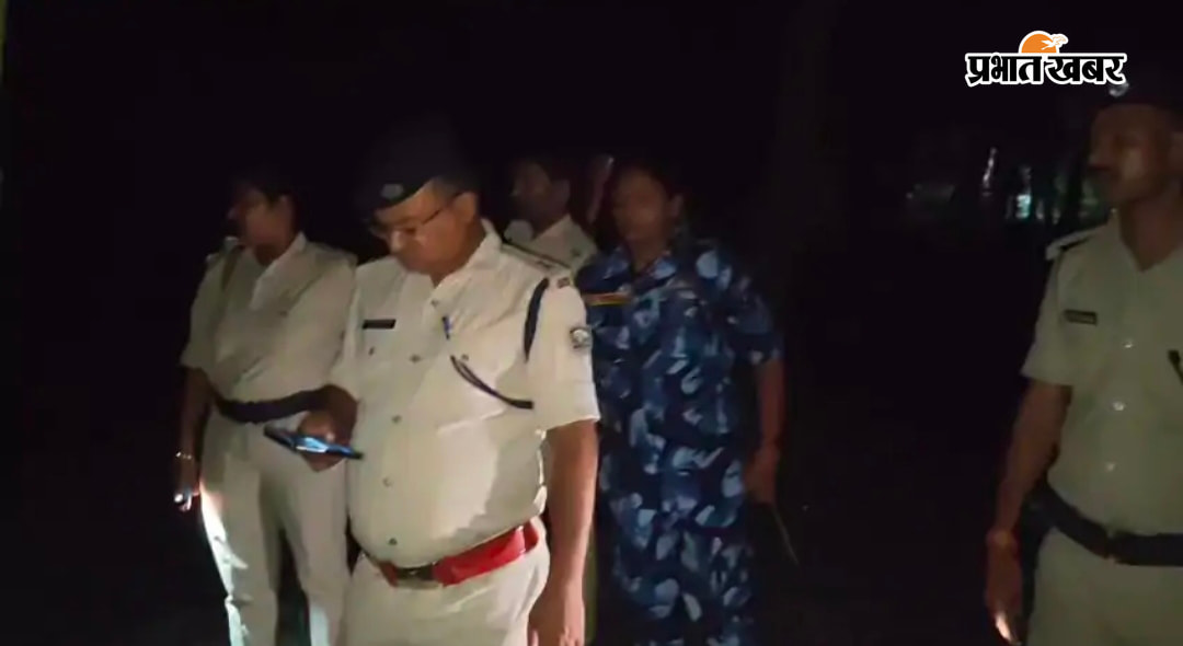 1 घटनास्थल पर लगी लोगों की भीड़ 2 मामले की जांच करते हुए सदर डीएसपी वन | Prabhat Khabar Network