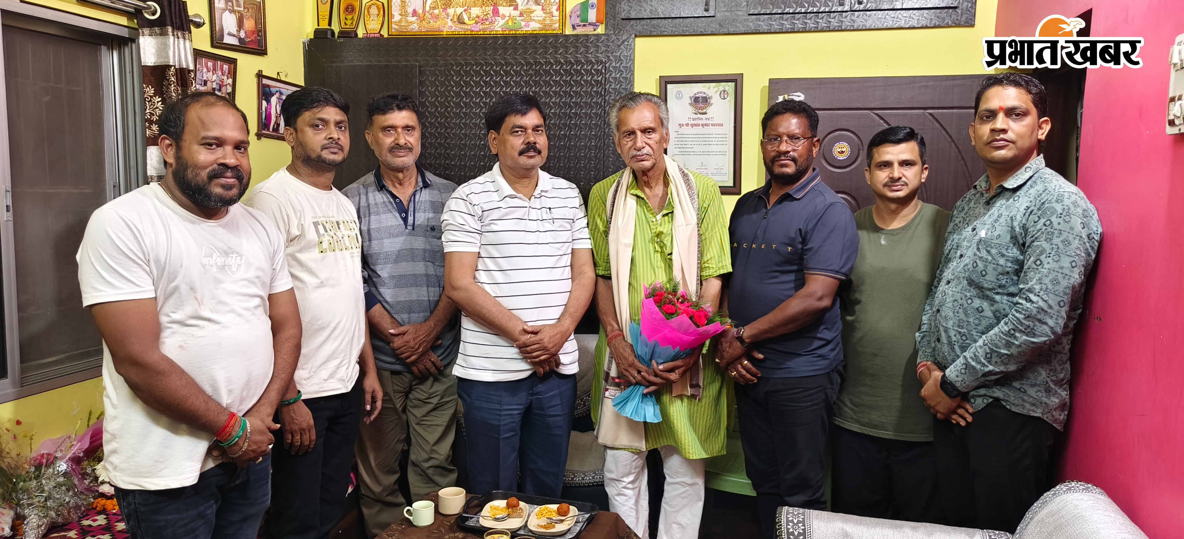 छऊ मुखौटा शिल्पी गुरु सुशांत महापात्र को सम्मानित करते विधायक दशरथ गागराई, साथ में अन्य लोग | Prabhat Khabar Network