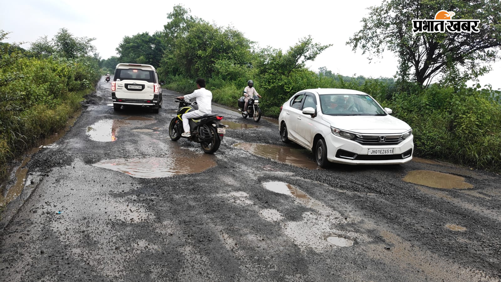 जर्जर सड़क से गुजरने को मजबूर वाहन.