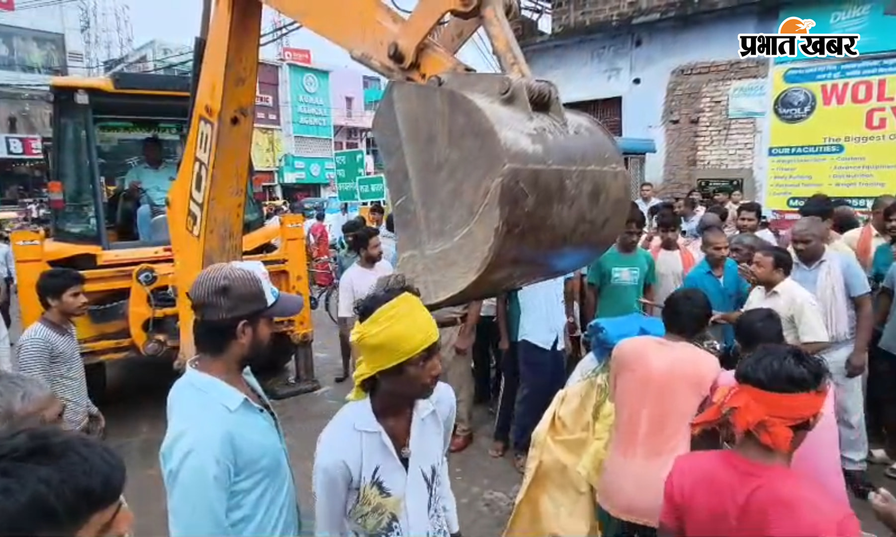 अरवल मोड़ पर अतिक्रमण हटाते नगर परिषद का बुलडोजर आज कौन हटाए जाने के दौरान टूटा ठेला | Prabhat Khabar Network