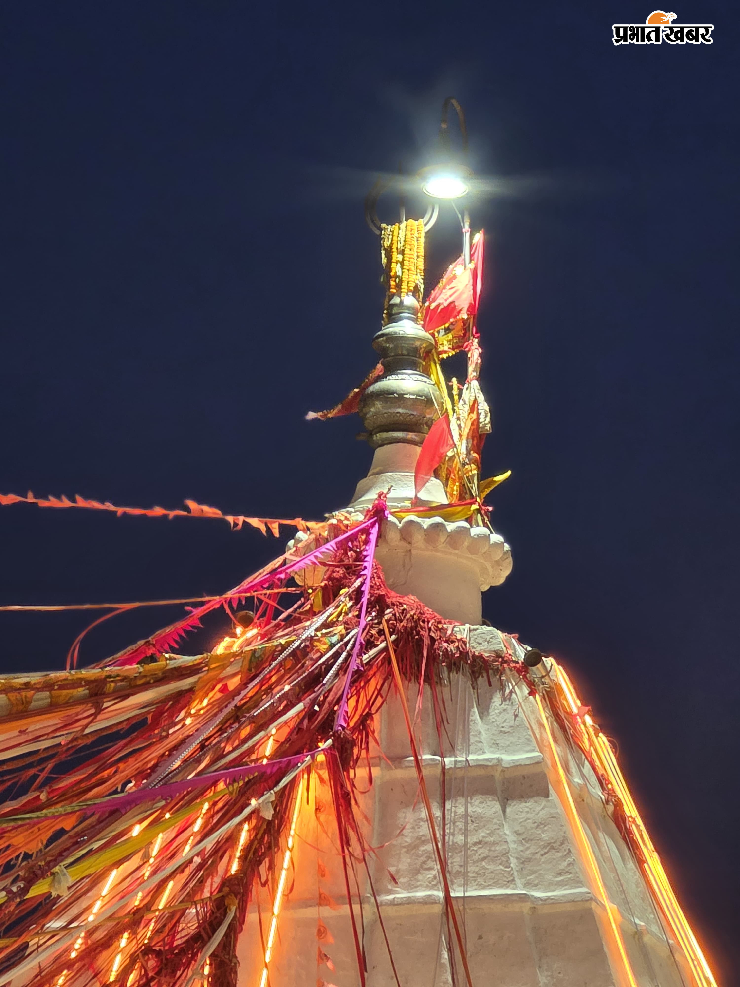 बाबा मंदिर के शिखर पर पंचशूल.