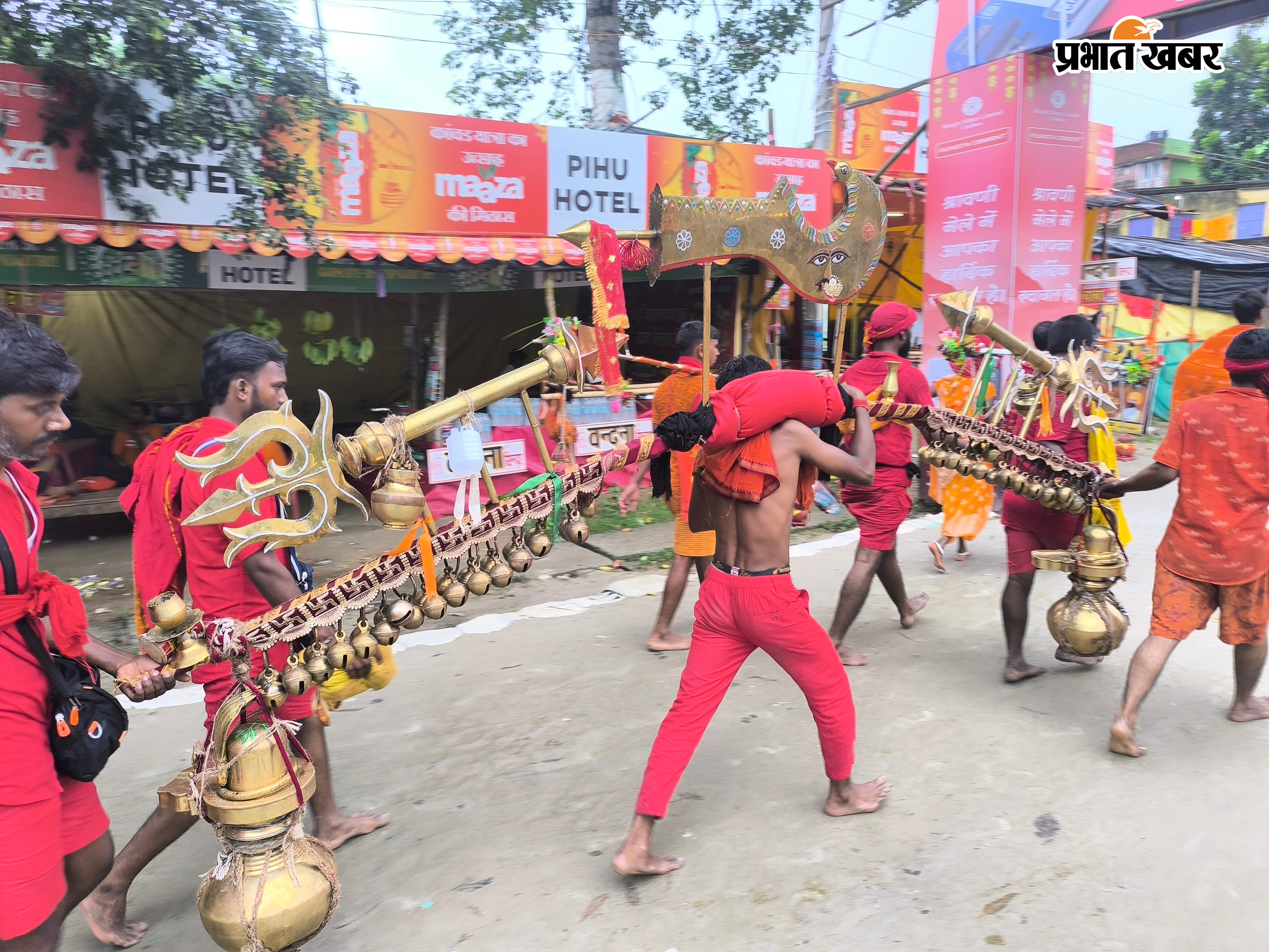 कांवरिया पथ से बाबा मंदिर की ओर आते श्रद्धालु .