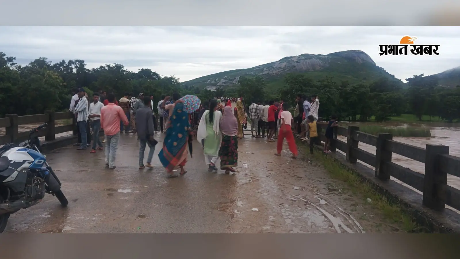 राढ़ू नदी पर बने पुल के बीच का हिस्सा धंसा, जान जोखिम में डाल कर आवागमन रहे हैं लोग