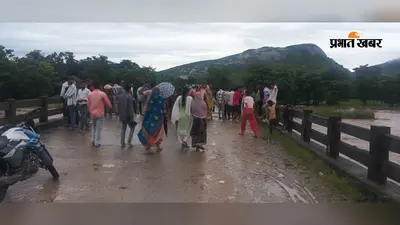 राढ़ू नदी पर बने पुल के बीच का हिस्सा धंसा, जान जोखिम में डाल कर आवागमन रहे हैं लोग