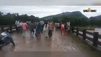 राढ़ू नदी पर बने पुल के बीच का हिस्सा धंसा, जान जोखिम में डाल कर आवागमन रहे हैं लोग