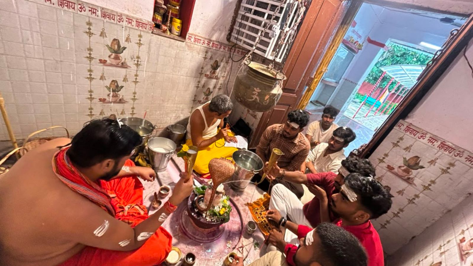 मंदार तराई मे स्थित बिरला मंदिर में पूजा करते श्रद्धालु.