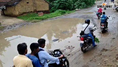 डुमरांव के कोरानसराय में चौगाईं सड़क पर उभरे गड्ढे में जलजमाव, राहगीर परेशान