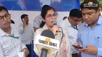 प्रदर्शन के बीच RJD कार्यकर्ताओं को झंडा पकड़ना सिखाने लगीं SDM, बोलीं- तिरंगा उल्टा न पकड़ें, जमीन-कीचड़ में न छूने दें