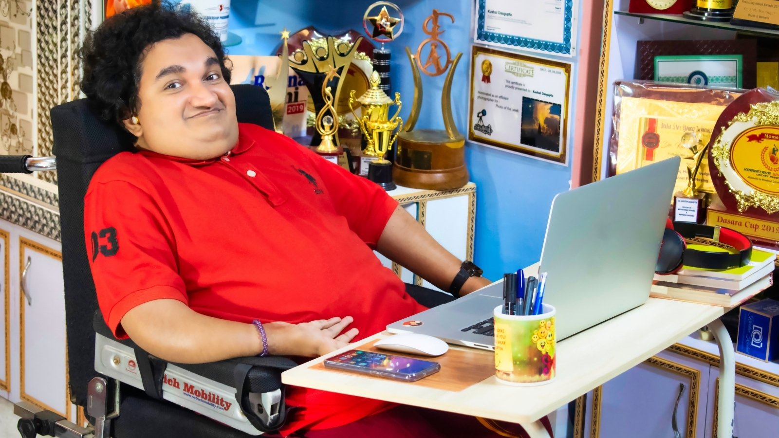 अपने लैपटॉप पर काम करते हुए साई दासगुप्ता