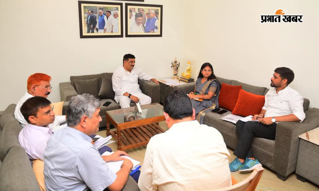 अधिकारियों के साथ बैठक राज्य सभा सांसद संजय कुमार झा | Prabhat Khabar Network