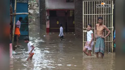 Jamshedpur news: बाढ़ पीड़ितों के बीच बांटे 1000 ब्रेड के पैकेट, सफाई व ब्लीचिंग पाउडर छिड़काव का निर्देश