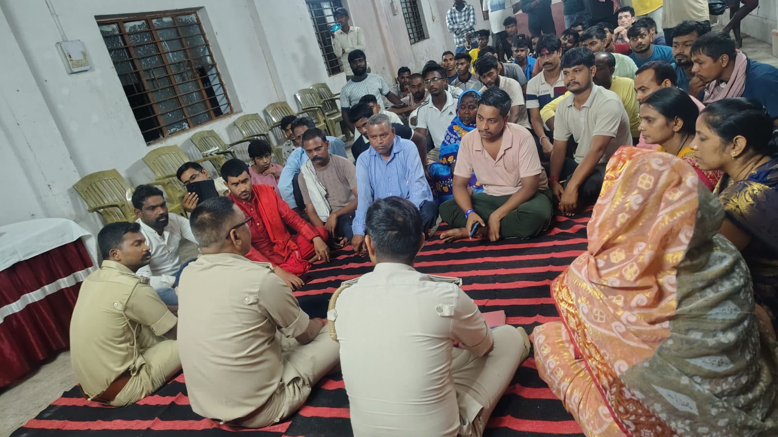 बेलगढ़िया टाउनशिप में रात्रि चौपाल में सिंदरी एसडीपीओ