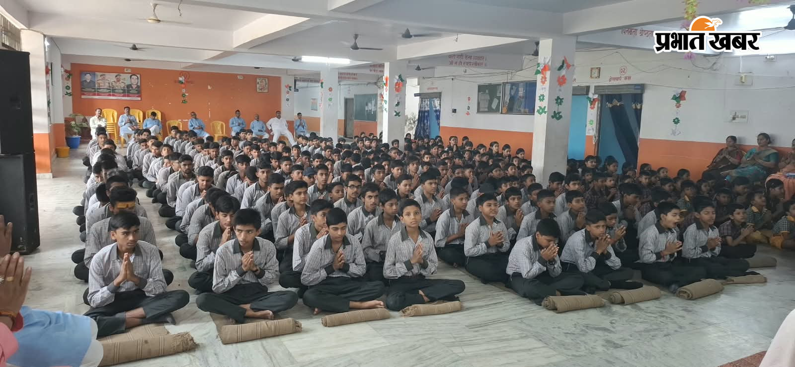 फोटो- तुलसीदास के चलचित्र पर पुष्पार्चन करते अतिथि फोटो- कार्यक्रम के दौरान सभागार में शामिल बच्चे | Prabhat Khabar Network