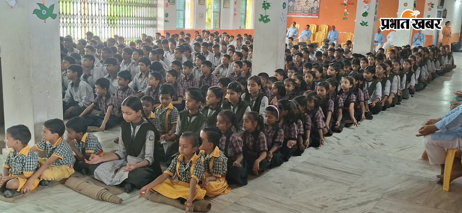 फोटो- तुलसीदास के चलचित्र पर पुष्पार्चन करते अतिथि फोटो- कार्यक्रम के दौरान सभागार में शामिल बच्चे | Prabhat Khabar Network