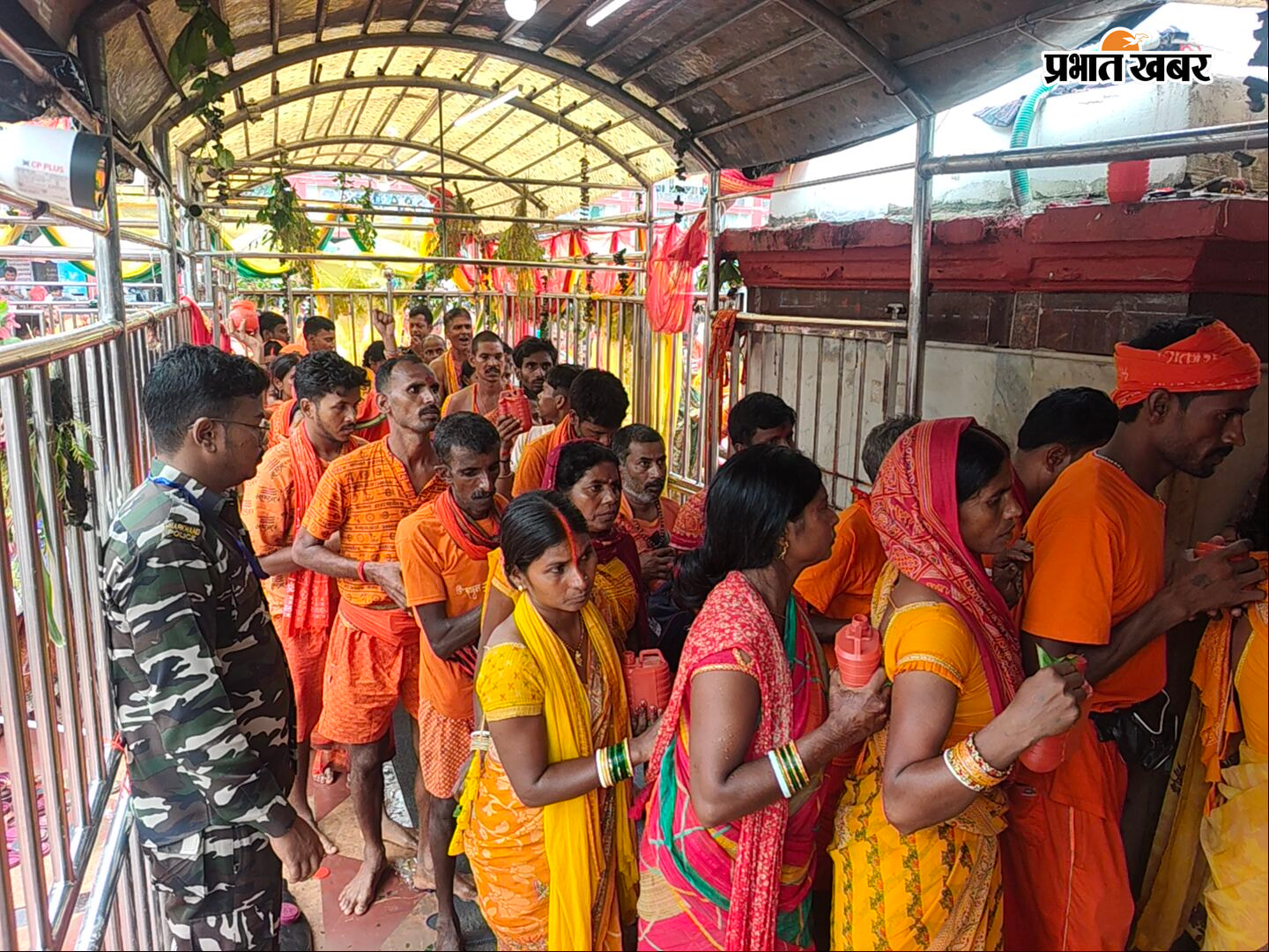 कतारबद्ध श्रद्धालु.
