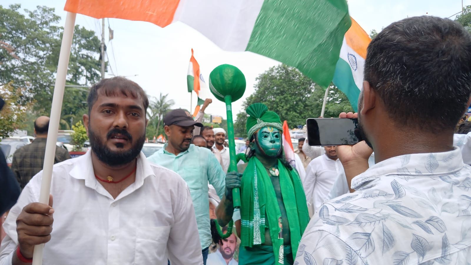 तेजस्वी यादव के मार्च में  पहुंचे हनुमान जी