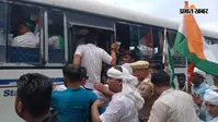 Tejashwi Yadav Rajbhawan March LIVE: राजभवन मार्च के बीच तेजस्वी यादव को पुलिस ने उठाया, बस के ऊपर चढ़े राजद कार्यकर्ता