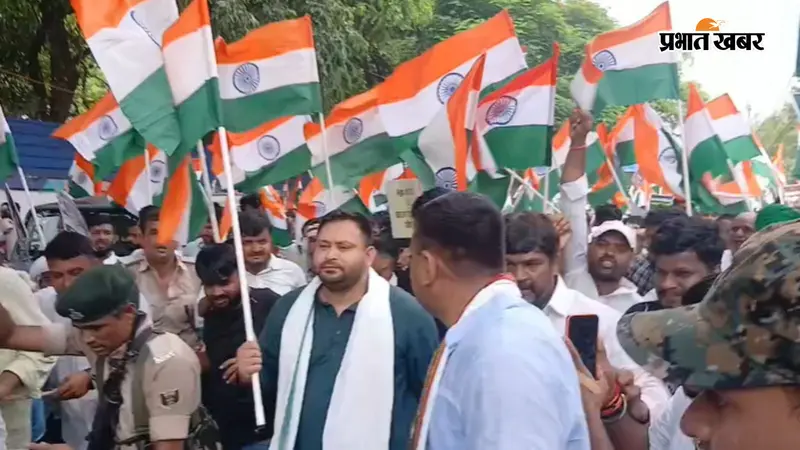 PHOTOS : तेजस्वी यादव के मार्च में RJD कार्यकर्ताओं का अनोखा अंदाज, हनुमान जी से लेकर छोटे उस्ताद तक, तस्वीरों में देखें हर झलक