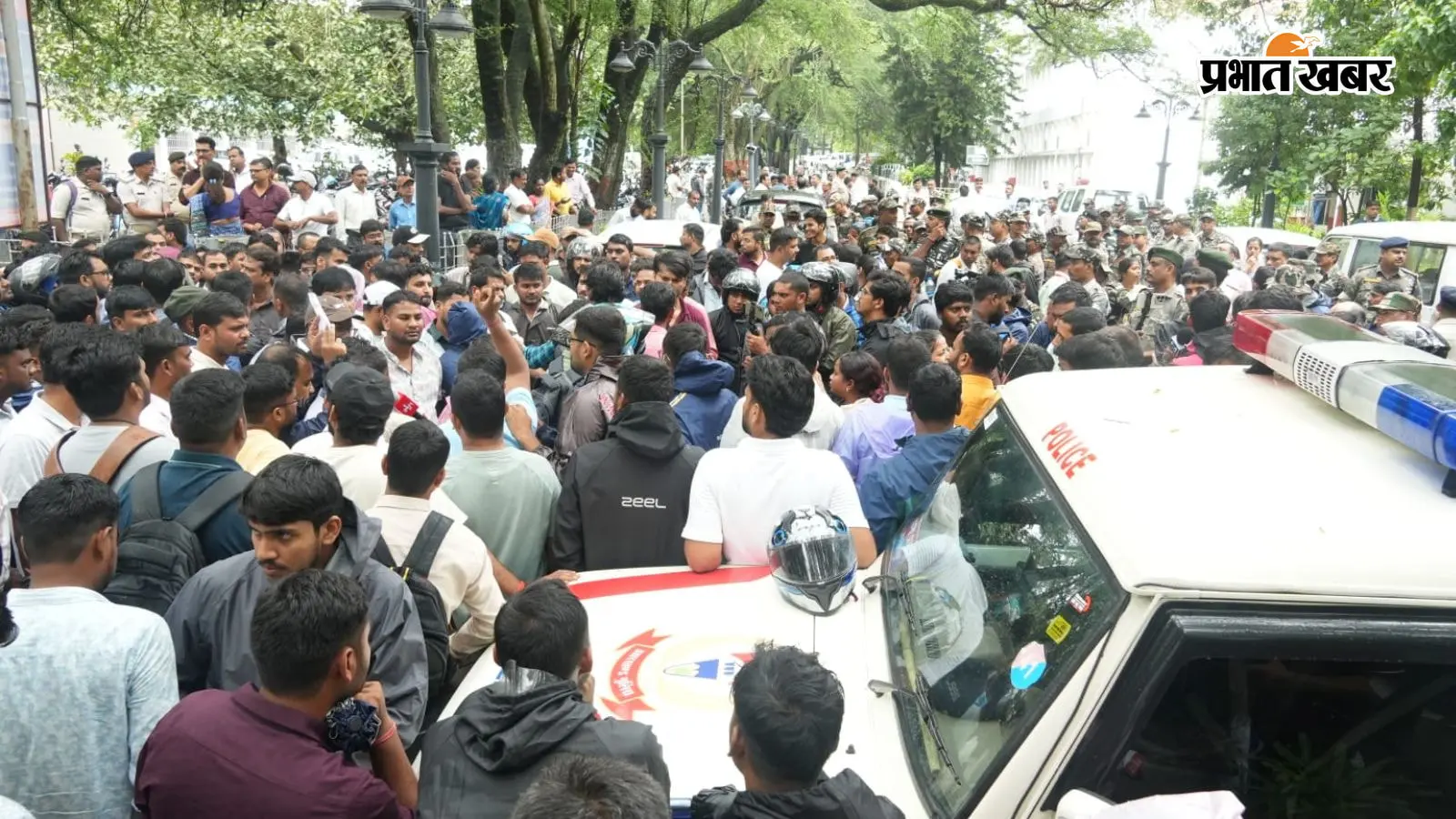 JSSC कर्मियों का छलका दर्द- “EMI कहां से भरेंगे, घर कैसे चलाएंगे?”, प्रोजेक्ट भवन के बाहर धरने पर बैठे