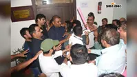 पूर्णिया विश्वविद्यालय में भारी बवाल! पीएचडी प्रवेश परीक्षा रद्द होने पर वीसी चैंबर के बाहर हंगामा, बाउंसरों से भिड़े आक्रोशित छात्र