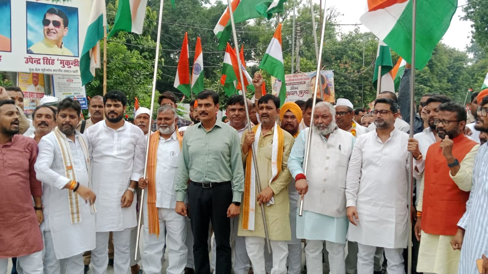 हाथ में तिरंगा लिए परिवहन मंत्री दयाशंकर सिंह, जिलाधिकारी मंगला प्रसाद सिंह और अन्य 