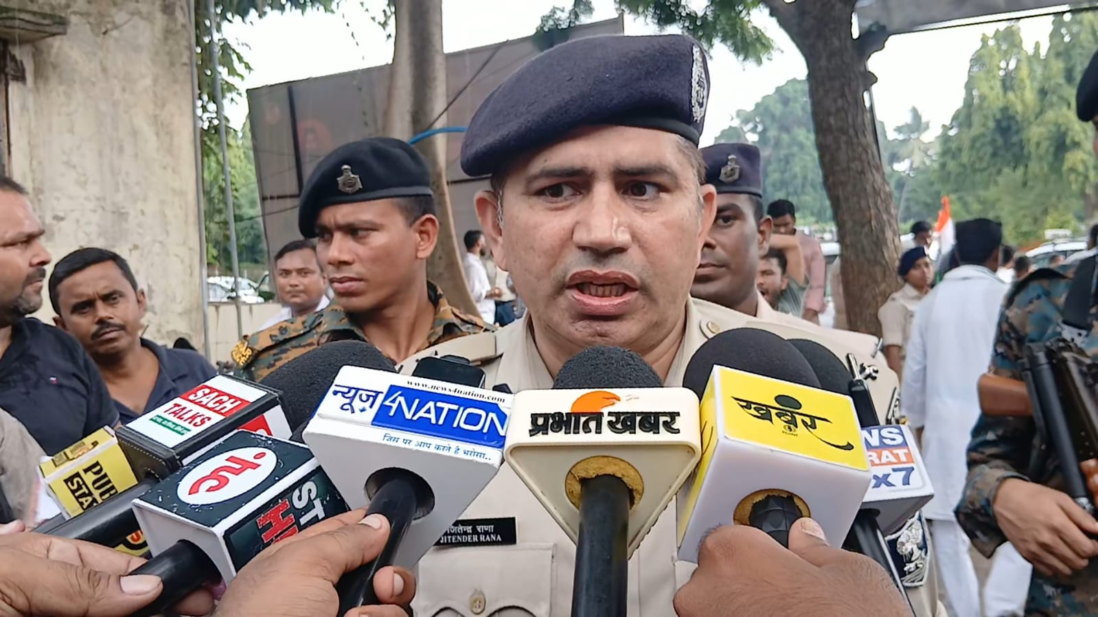 मीडिया से बातचीत करते IG जितेंद्र राणा