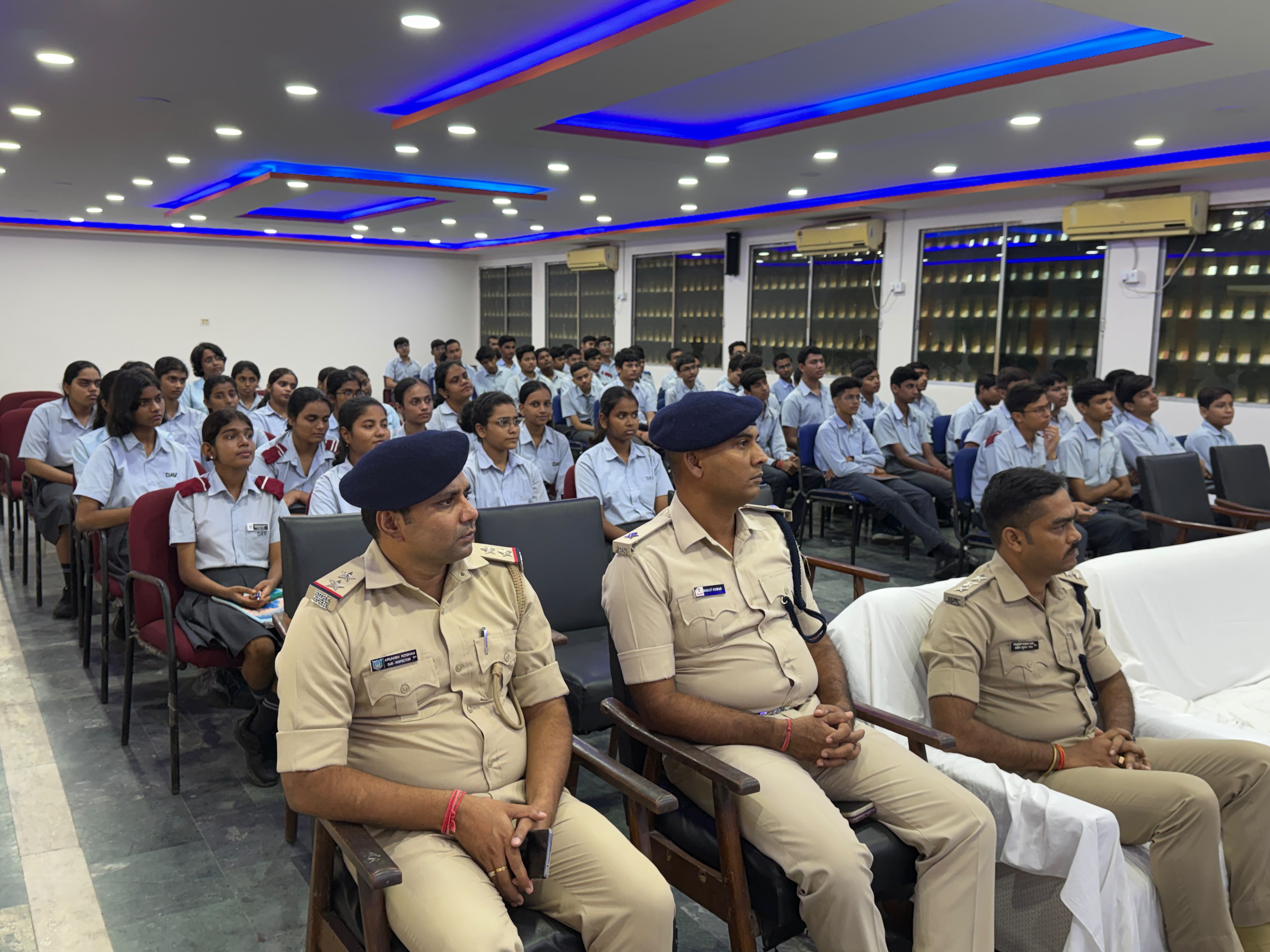 कार्यक्रम में शामिल पुलिस एवं स्कूली बच्चे