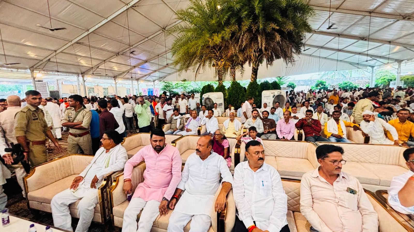 श्रद्धांजलि सभा में पहुंचे लोग