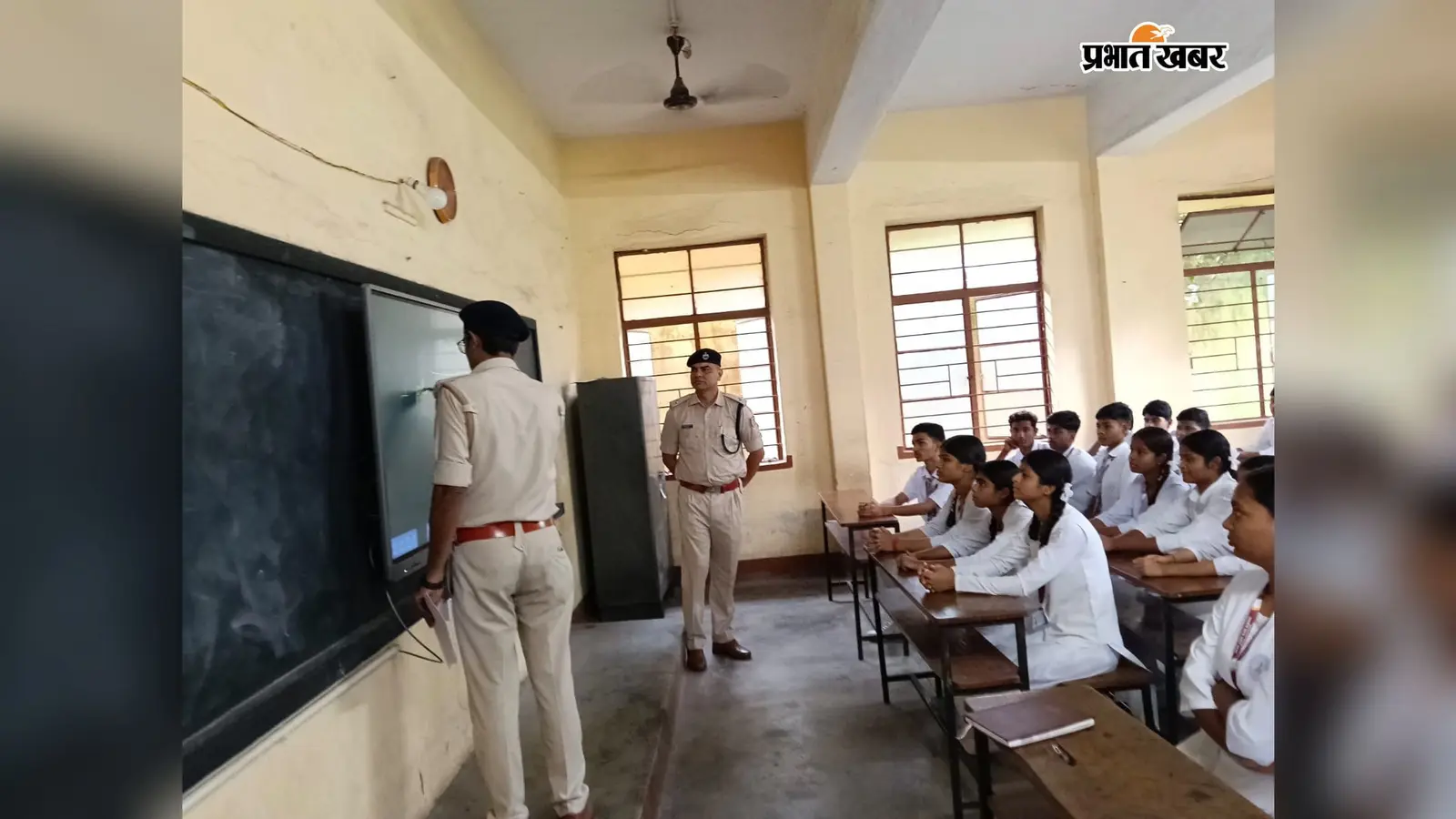 जब स्कूल में टीचर की जगह बच्चों को पढ़ाने पहुंची पुलिस...