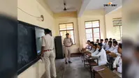 जब स्कूल में टीचर की जगह बच्चों को पढ़ाने पहुंची पुलिस...