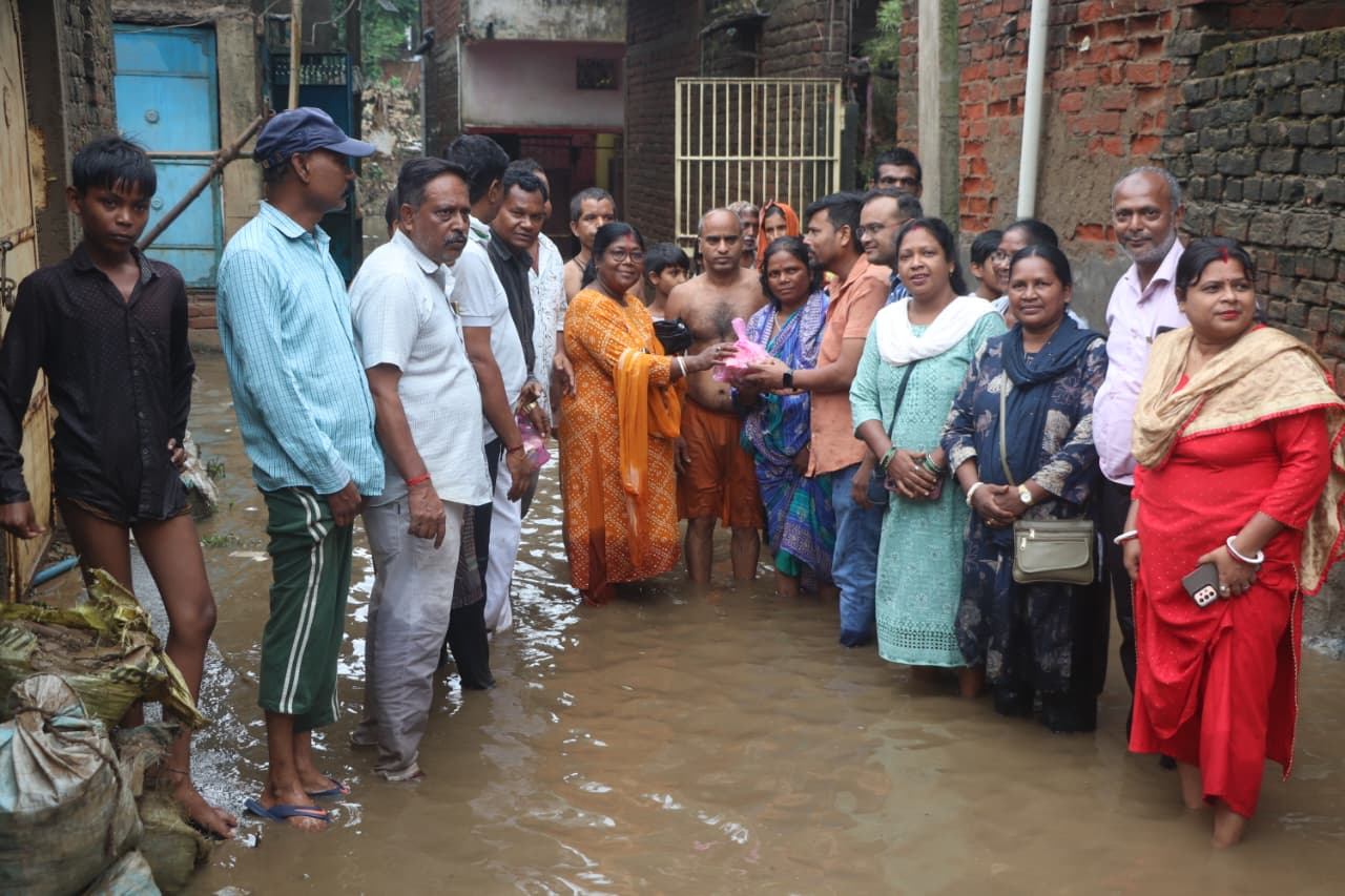 प्रभावित परिवारों में किया ब्रेड व केला का वितरण.