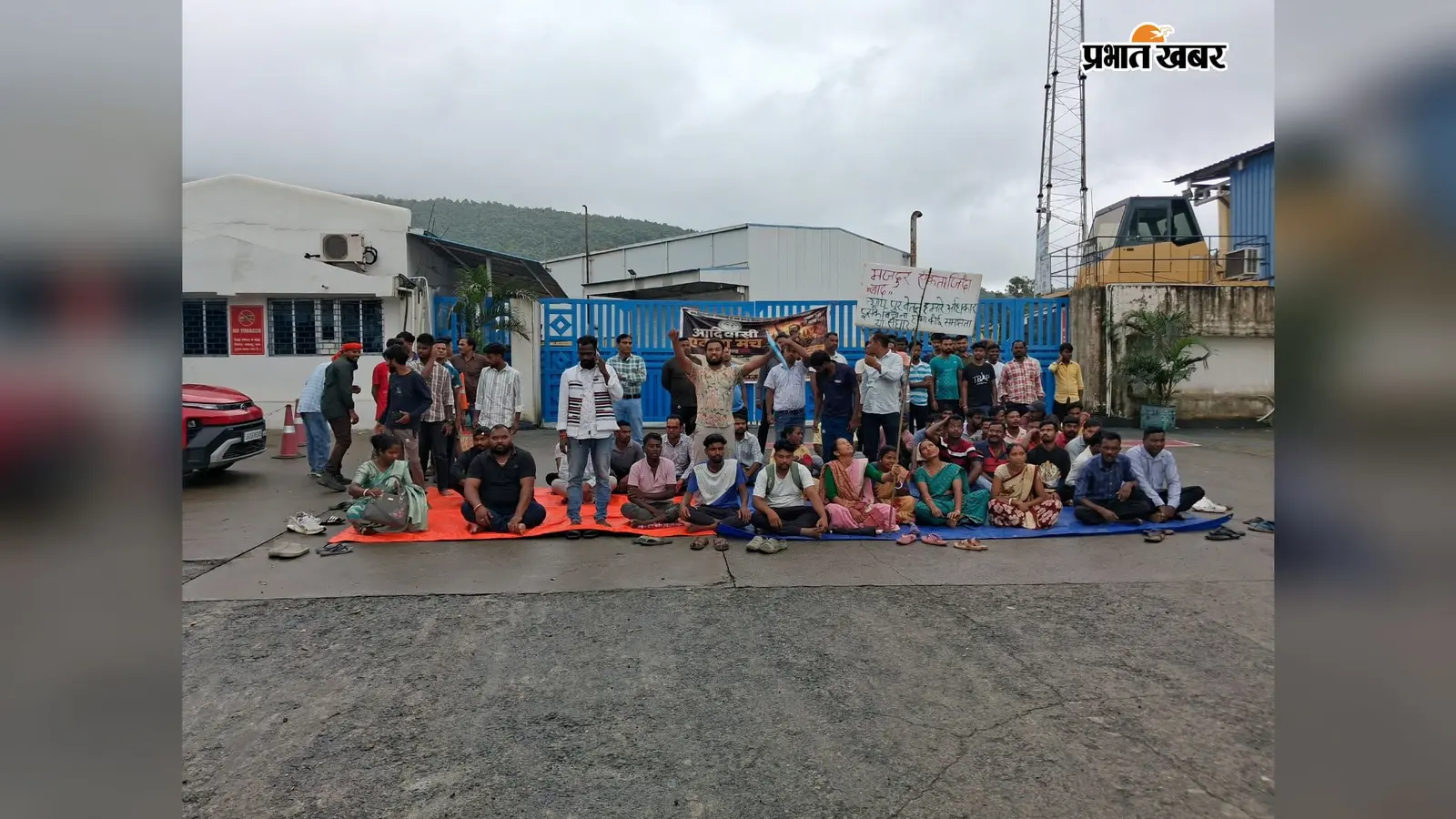 कंपनी ने नहीं सुनी पीड़ा तो गेट के समक्ष धरना पर बैठ गये मजदूर