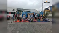 कंपनी ने नहीं सुनी पीड़ा तो गेट के समक्ष धरना पर बैठ गये मजदूर