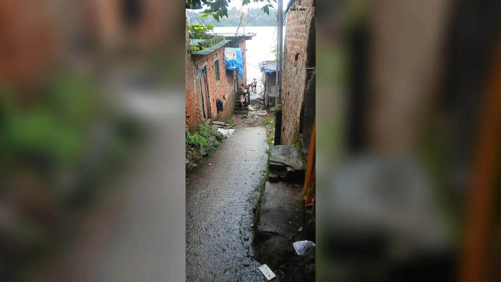 घरों से उतरा बाढ़ का पानी, कीचड़ हटाने में जुटे भुइयांडीह-बारीडीह के लोग