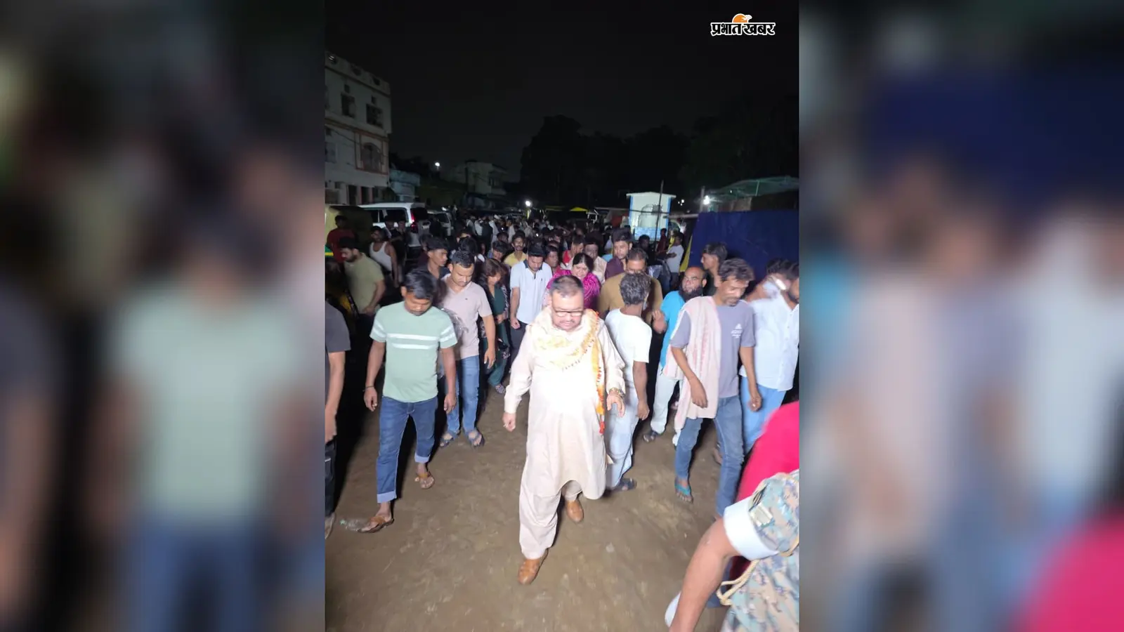 डैम से पानी छोड़े जाने के बाद बाढ़ का कहर, लोग तिरपाल के सहारे