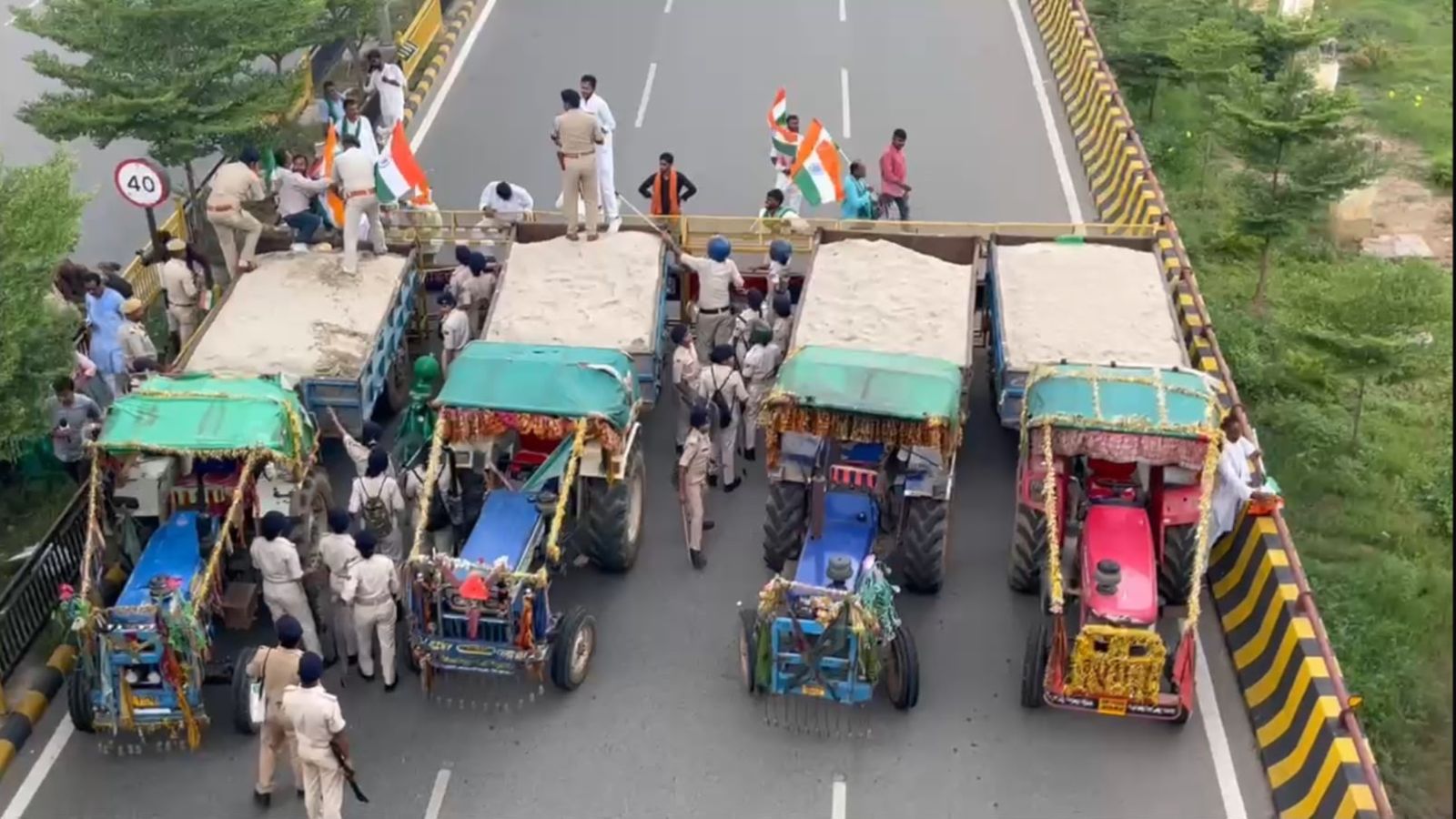 बैरिकेड के साथ सड़क पर खड़े बालू लदे ट्रैक्टर|तस्वीर  जयप्रकाश वर्मा 