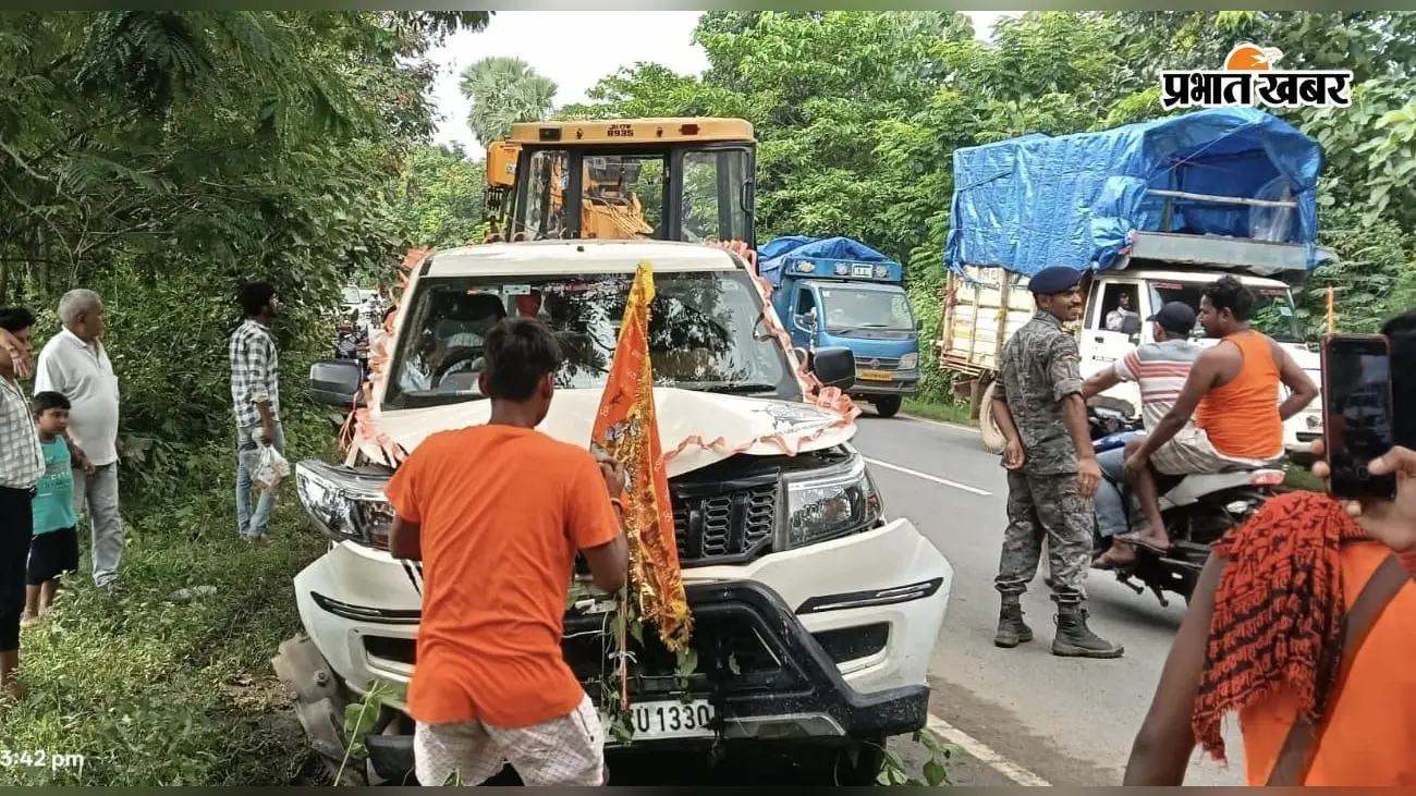 कांवरियों से भरी बोलेरो ताड़ के पेड़ से टकराई, तीन कांवरिये गंभीर रूप से घायल