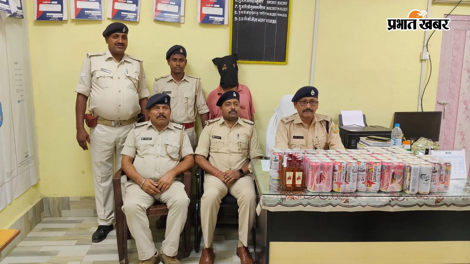 घर में चल रहा था शराब का खेल! तीनपहाड़ पुलिस की छापेमारी में 69 बोतल शराब जब्त, विक्रेता गिरफ्तार