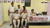 घर में चल रहा था शराब का खेल! तीनपहाड़ पुलिस की छापेमारी में 69 बोतल शराब जब्त, विक्रेता गिरफ्तार