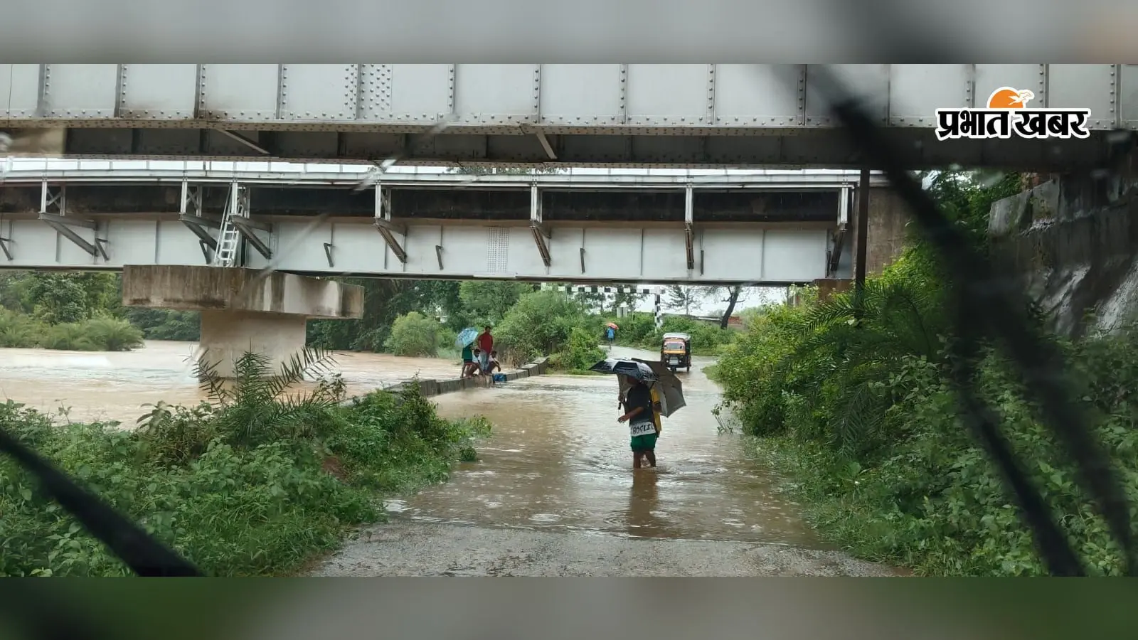 शंख नदी उफनाई, कुचाई-बड़ाबांबो मुख्य मार्ग पर चढ़ा पानी
