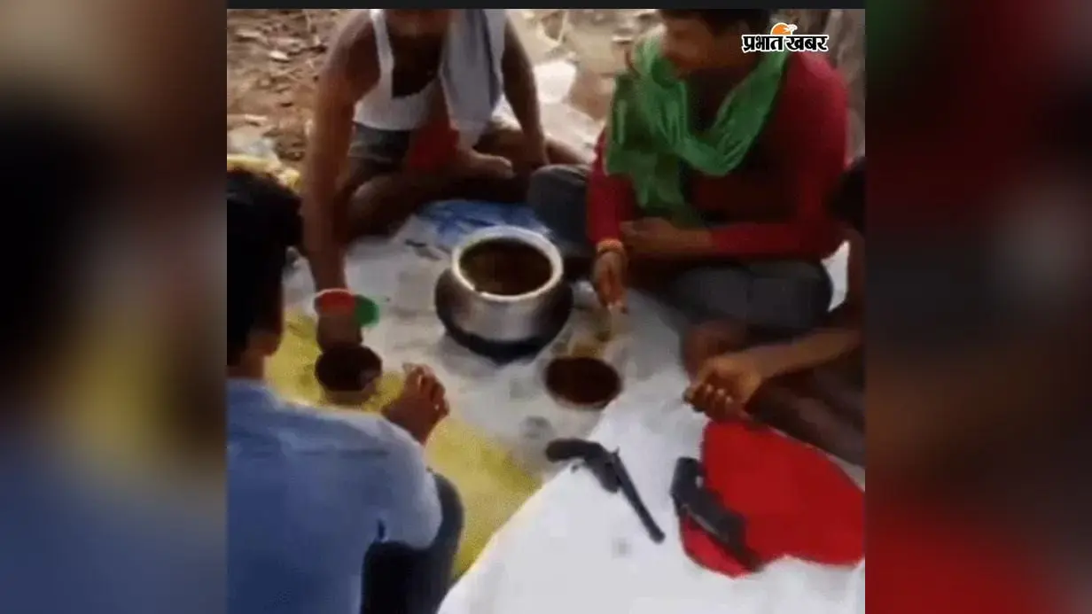 बेगूसराय में हथियारों के साथ बदमाशों के 3 वीडियो वायरल, चादर पर सजाए कट्टा-राइफल और कारतूस, चिकन पार्टी में भी दिखे हथियार